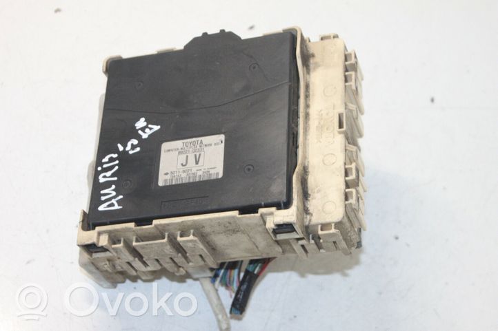 Toyota Auris E180 Boîte à fusibles 8922102331