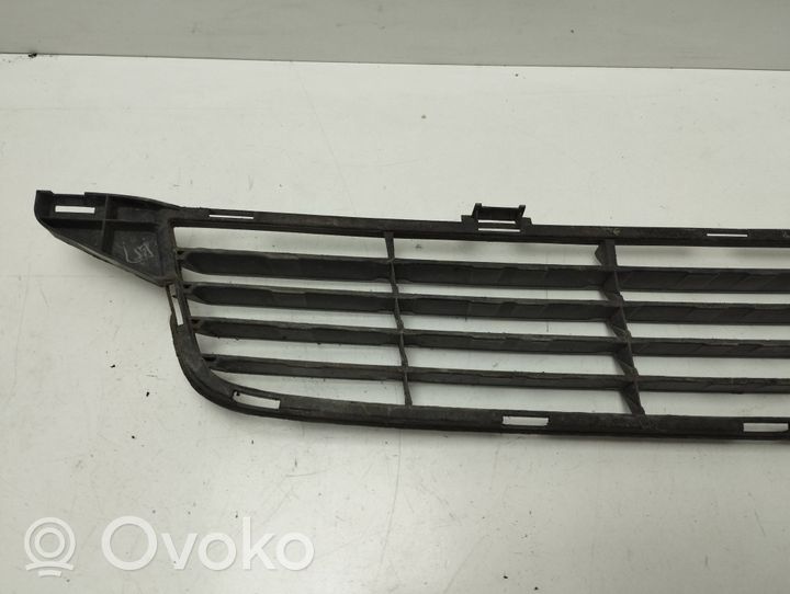 Toyota Avensis T270 Etupuskurin alempi jäähdytinsäleikkö 5511205080