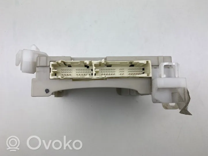 Toyota Prius+ (ZVW40) Sulakemoduuli 8273047420A