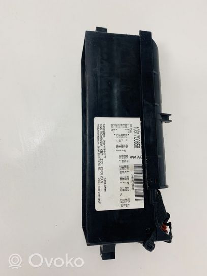 Volkswagen Touran II Module de fusibles 1031700658