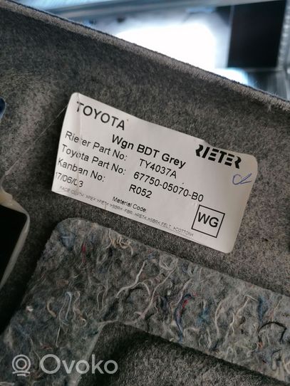 Toyota Avensis T250 Set rivestimento portellone posteriore/bagagliaio 6775005070