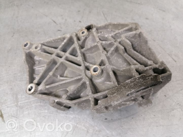 Audi A4 S4 B6 8E 8H Uchwyt / Mocowanie sprężarki klimatyzacji 038260885C