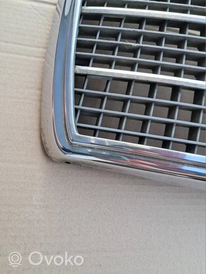 Mercedes-Benz COMPAKT W115 Atrapa chłodnicy / Grill 1158882285