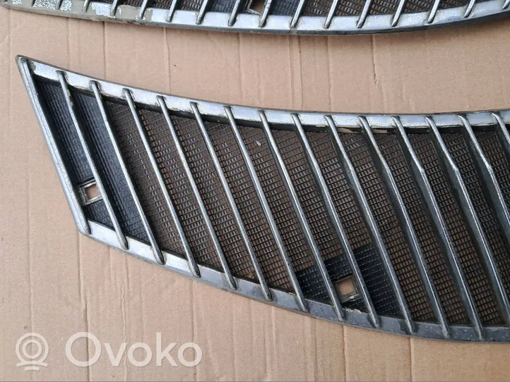 Mercedes-Benz W123 Grille calandre de capot 1238362465