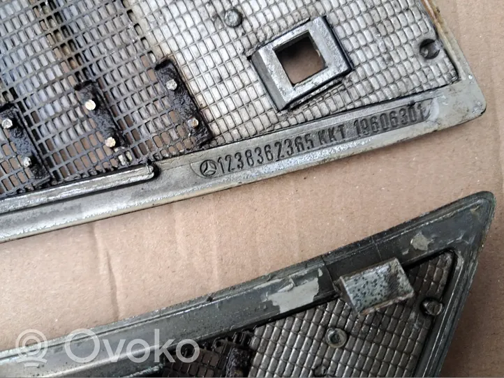 Mercedes-Benz W123 Grille calandre de capot 1238362465