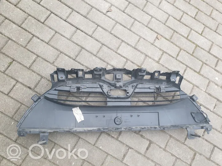 Toyota Yaris XP210 Etupuskurin ylempi jäähdytinsäleikkö 53101K0010