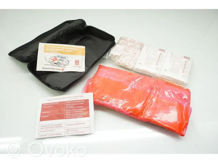 Mercedes-Benz C W203 Trousse de premiers secours A2038600050