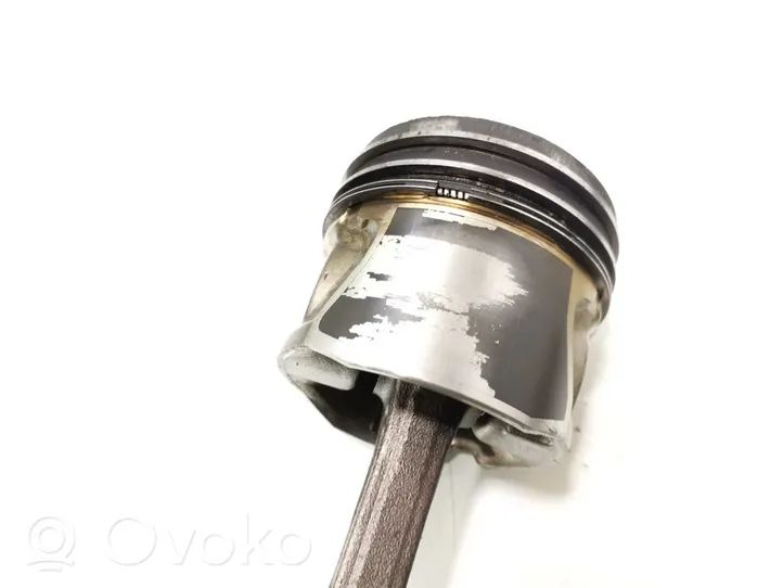 Hyundai Trajet Piston with connecting rod 