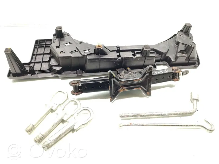 Mazda CX-7 Kit d’outils EG21688E0