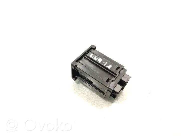 Opel Zafira C USB socket connector 20868798