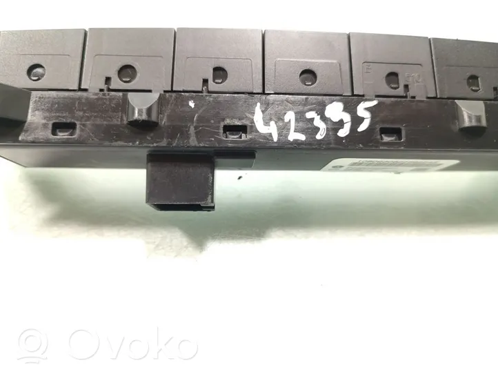 Jeep Grand Cherokee (WK) Interruttore luci di emergenza P04602846AD