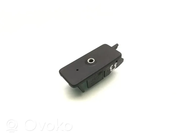 Volkswagen Touareg I Câble adaptateur AUX 1K0035724