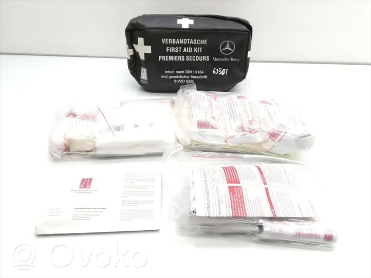 Mercedes-Benz C W203 Trousse de premiers secours 