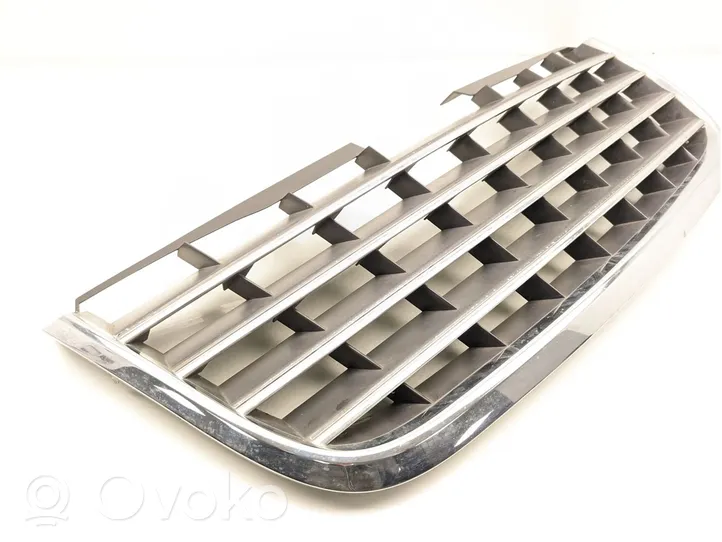 Chrysler Voyager Grille calandre supérieure de pare-chocs avant 05113127AA