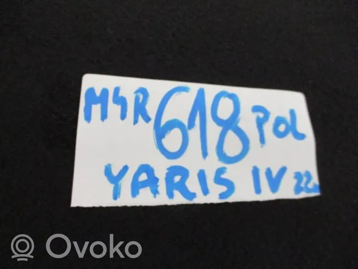 Toyota Yaris XP210 Задний подоконник 