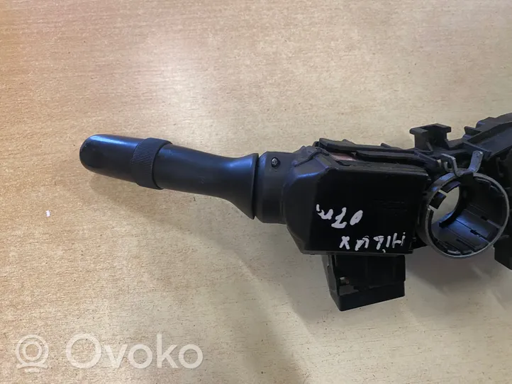 Toyota Hilux (AN10, AN20, AN30) Leva/interruttore dell’indicatore di direzione e tergicristallo 17F018