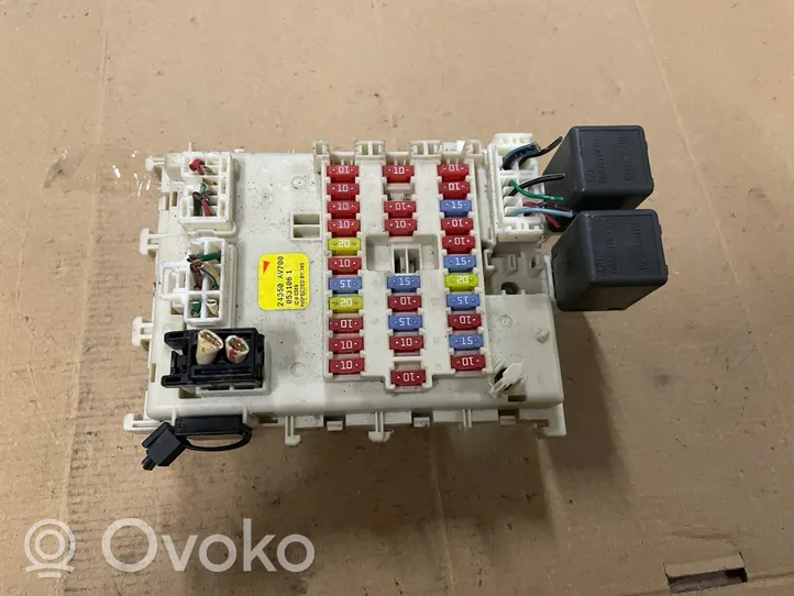 Nissan Primera Module de fusibles 24350AV700