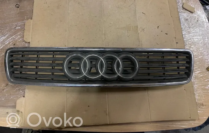 Audi A4 S4 B5 8D Grotelės priekinės 8D0853651