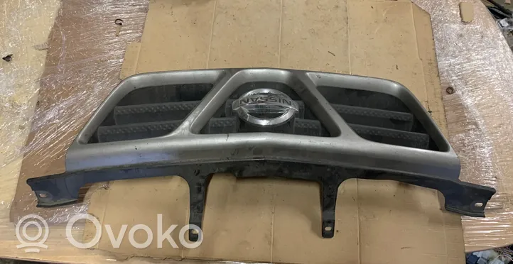 Nissan X-Trail T30 Grille calandre supérieure de pare-chocs avant 623108H700