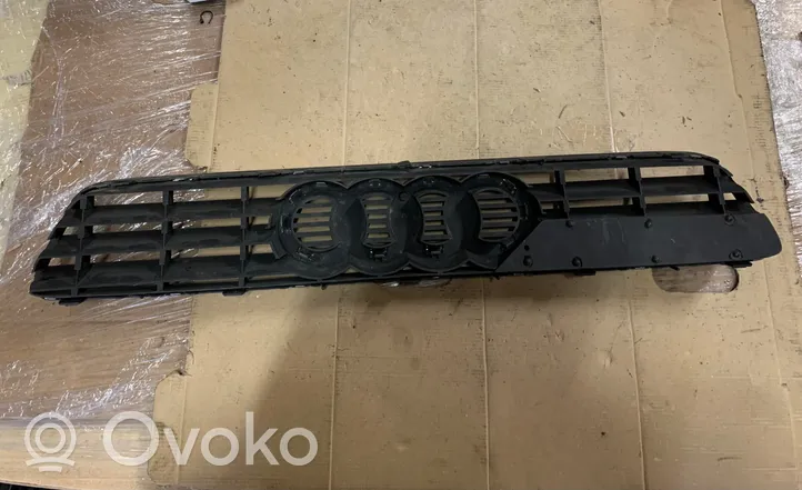 Audi A3 S3 8L Grotelės priekinės 8L0807683