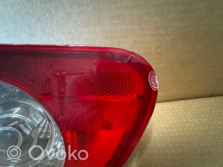 Volkswagen PASSAT B6 Lampy tylnej klapy bagażnika 3C9945094