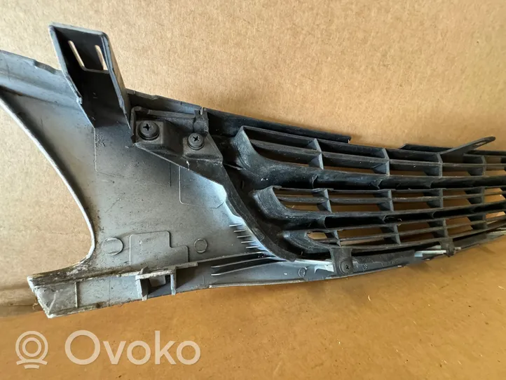 Toyota Avensis Verso Grille calandre supérieure de pare-chocs avant 5311105030