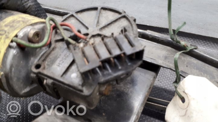 Audi 80 90 B2 Etupyyhkimen vivusto ja moottori 811955215A