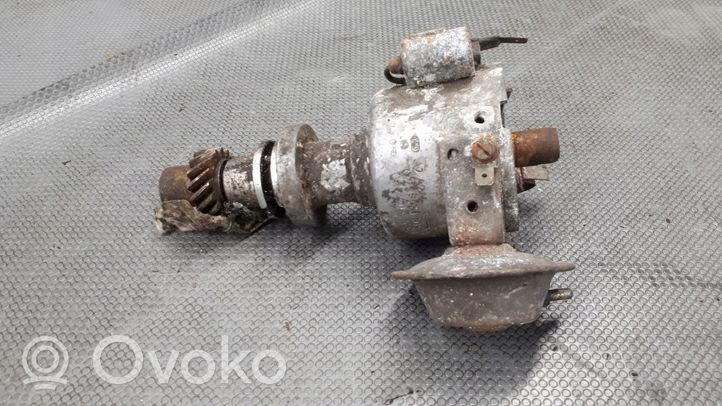 Volkswagen Jetta II Dzirksteļu sadalītājs 027905205