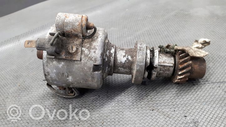 Volkswagen Jetta II Dzirksteļu sadalītājs 027905205