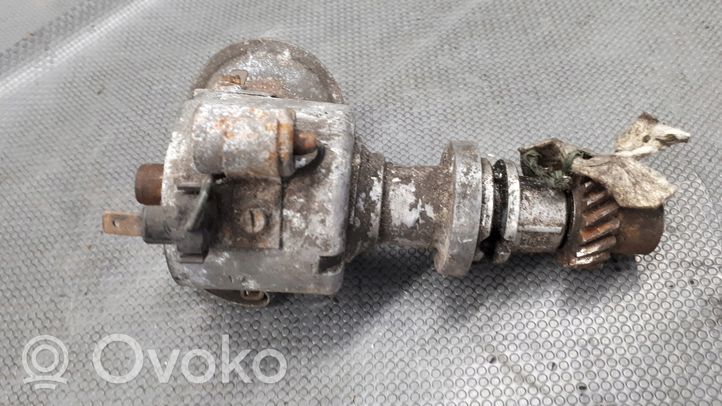 Volkswagen Jetta II Dzirksteļu sadalītājs 027905205