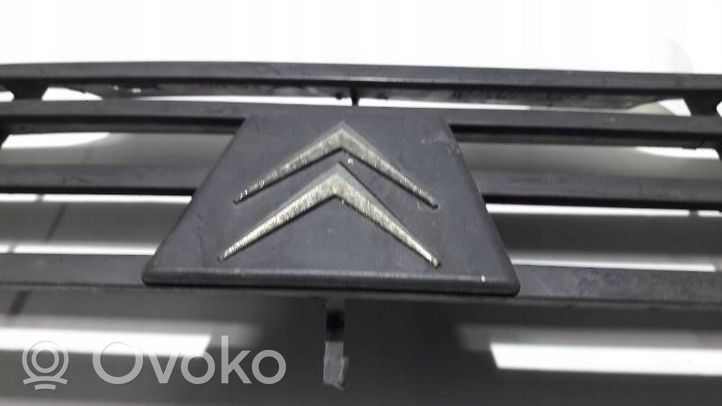 Citroen C15 Maskownica / Grill / Atrapa górna chłodnicy 9612999177