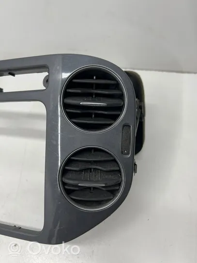 Volkswagen Tiguan Verkleidung Radio / Navigation 5N0858071E