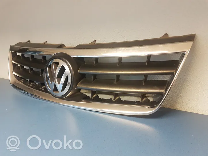 Volkswagen Touareg I Grille calandre supérieure de pare-chocs avant 