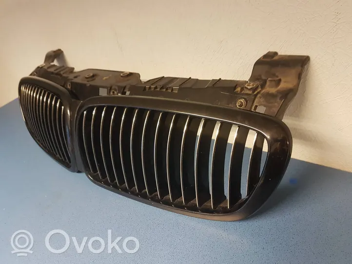 BMW 7 E65 E66 Grotelės priekinės 10527110