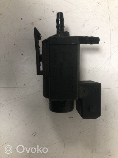 Toyota Avensis T270 Vacuum valve 70231800