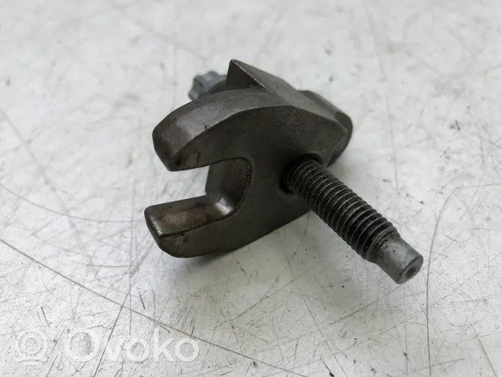 Volvo S60 Fuel Injector clamp holder 