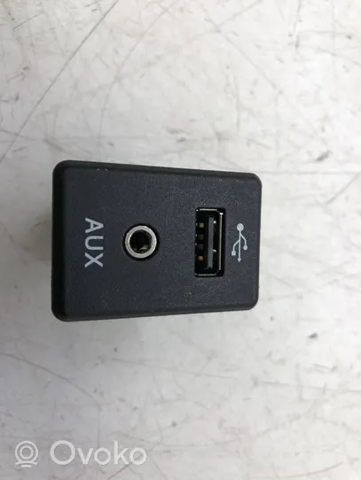 Nissan Qashqai Connettore plug in USB 795405004