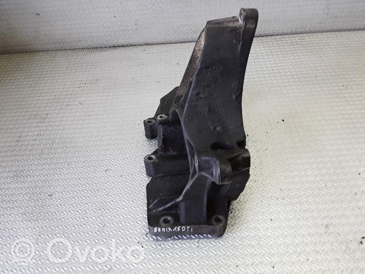 Renault Scenic I Ohjaustehostimen pumpun kannake 7700101272