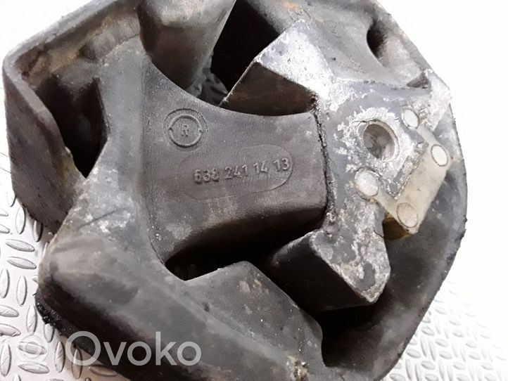 Mercedes-Benz Vito Viano W638 Moottorin kiinnikekorvake 6382411413