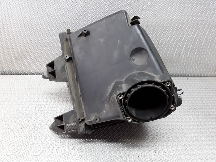 Volkswagen PASSAT B5 Filtro de aire 058133837E