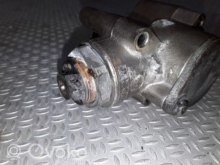 Volkswagen Golf V Pompe d'injection de carburant à haute pression 03C127025R