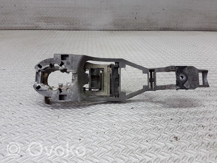 Volkswagen PASSAT B5.5 Front door exterior handle/bracket 3B0837885