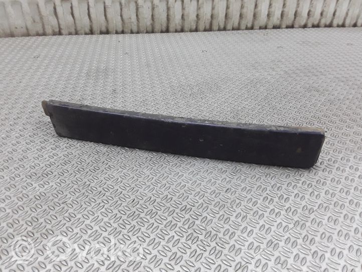 Toyota Hilux (N80, N90, N100, N110) Rivestimento sotto il faro/fanale 