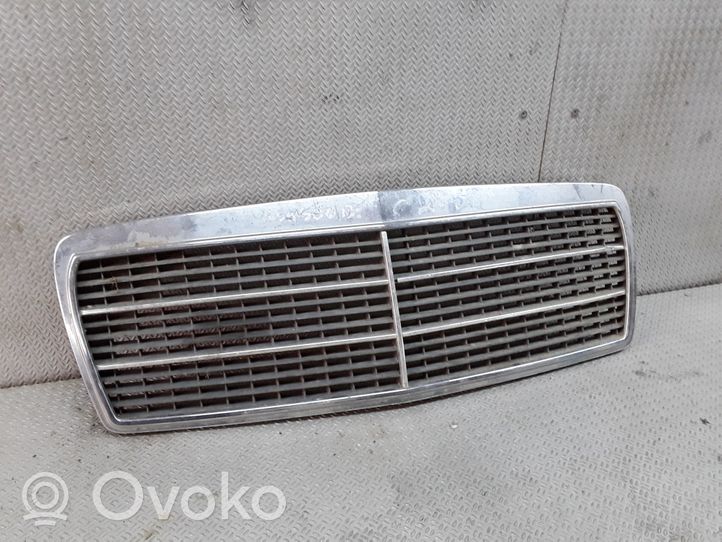 Mercedes-Benz E W210 Maskownica / Grill / Atrapa górna chłodnicy 2108880023