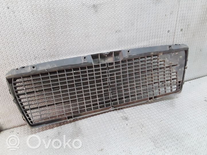 Mercedes-Benz E W210 Maskownica / Grill / Atrapa górna chłodnicy 2108880023