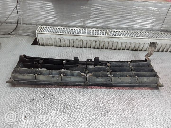 Mitsubishi Pajero Etupuskurin ylempi jäähdytinsäleikkö MB64572021