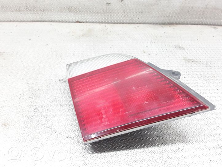 Nissan Primera Lampy tylnej klapy bagażnika 23320102