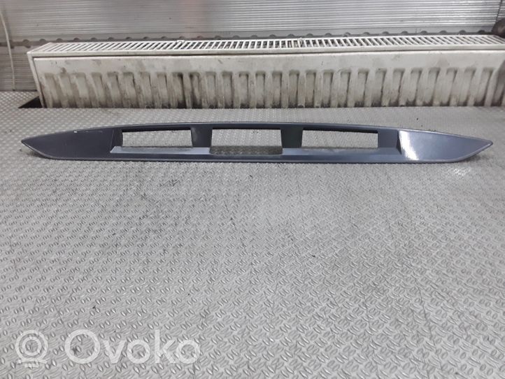 Mitsubishi Grandis Takaluukun rekisterikilven valon palkki MN129551