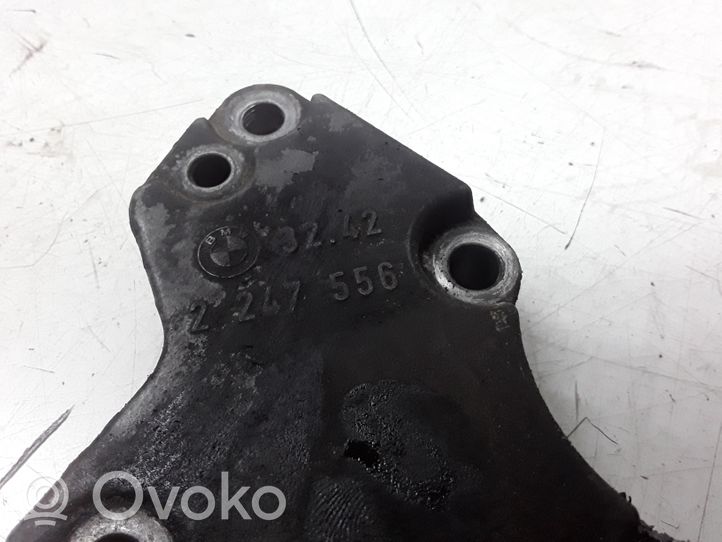 BMW 5 E39 Ohjaustehostimen pumpun kannake 2247556