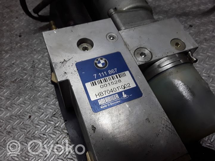 BMW 5 E60 E61 Tavaratilan luukun hydraulinen avausjärjestelmä pumpulla 7111867